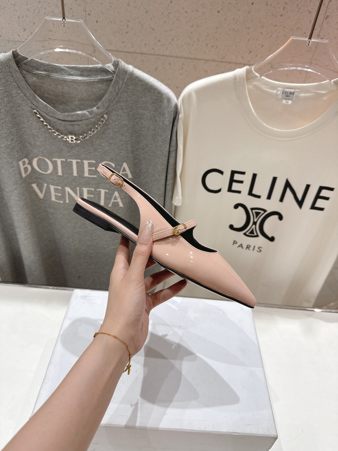 高版本出厂
 「CELINE」赛琳25ss·早春最美⚜️尖头平底鞋玛丽珍小凉鞋～
思琳标志性的五金扣高级