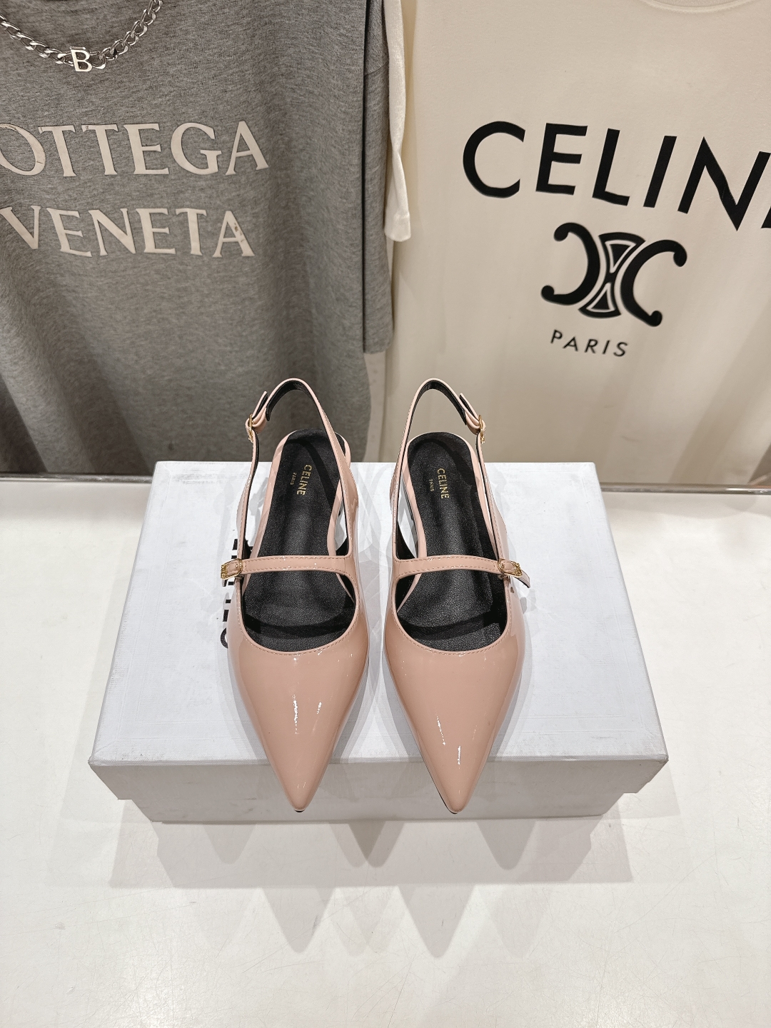 高版本出厂
 「CELINE」赛琳25ss·早春最美⚜️尖头平底鞋玛丽珍小凉鞋～
思琳标志性的五金扣高级