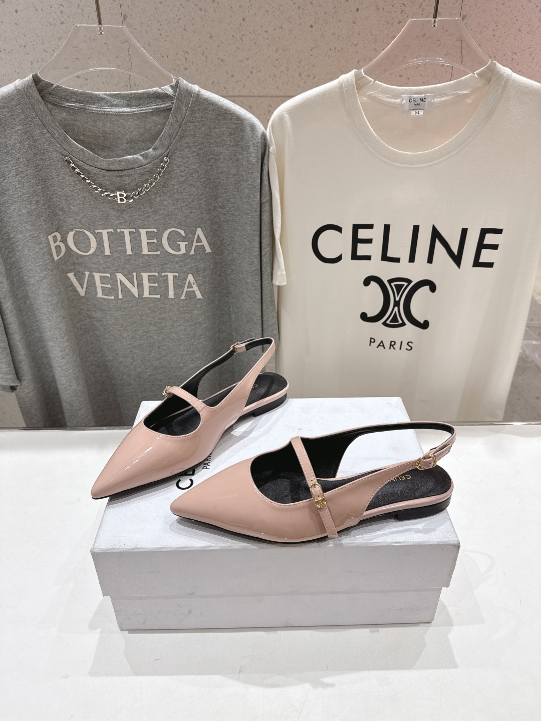 高版本出厂
 「CELINE」赛琳25ss·早春最美⚜️尖头平底鞋玛丽珍小凉鞋～
思琳标志性的五金扣高级