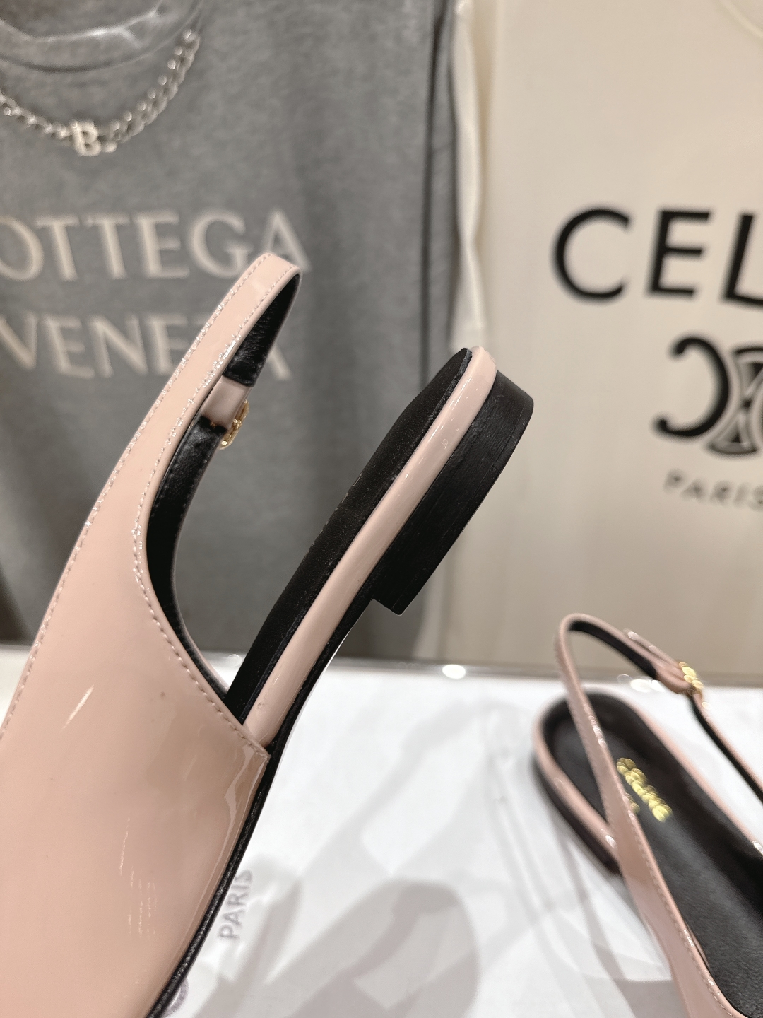 高版本出厂
 「CELINE」赛琳25ss·早春最美⚜️尖头平底鞋玛丽珍小凉鞋～
思琳标志性的五金扣高级