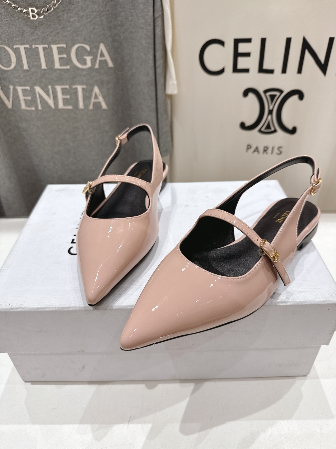 高版本出厂
 「CELINE」赛琳25ss·早春最美⚜️尖头平底鞋玛丽珍小凉鞋～
思琳标志性的五金扣高级