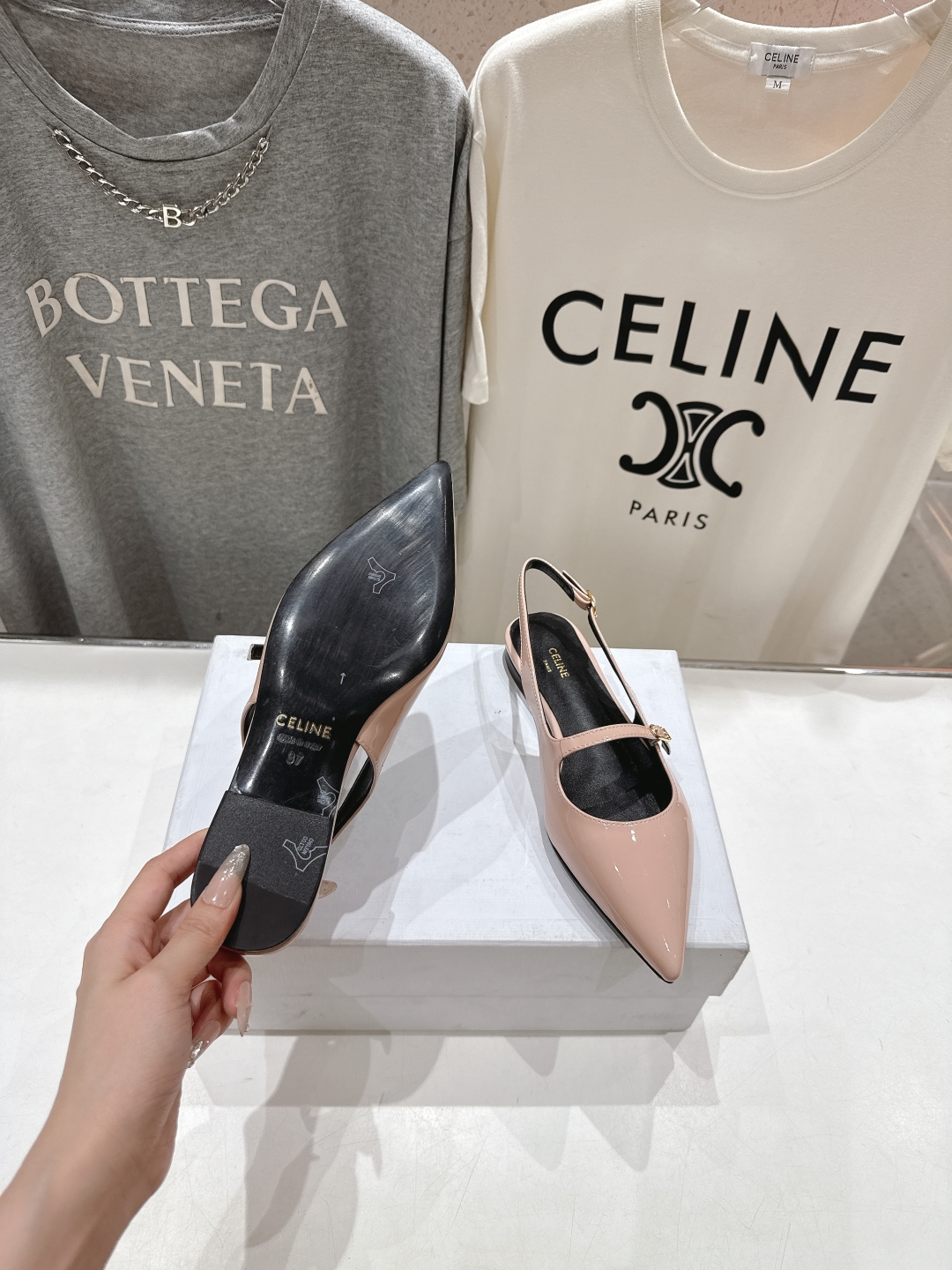 高版本出厂
 「CELINE」赛琳25ss·早春最美⚜️尖头平底鞋玛丽珍小凉鞋～
思琳标志性的五金扣高级