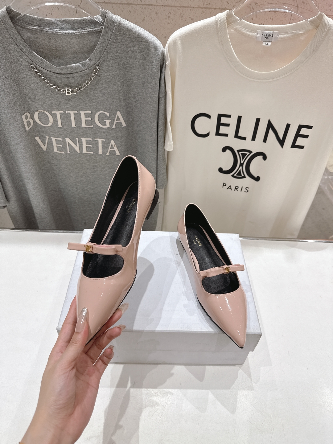 高版本出厂
 「CELINE」赛琳25ss·早春最美⚜️尖头蝴蝶结平底鞋玛丽珍单鞋～
思琳标志性的五金扣
