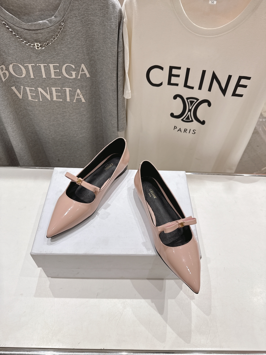 高版本出厂
 「CELINE」赛琳25ss·早春最美⚜️尖头蝴蝶结平底鞋玛丽珍单鞋～
思琳标志性的五金扣