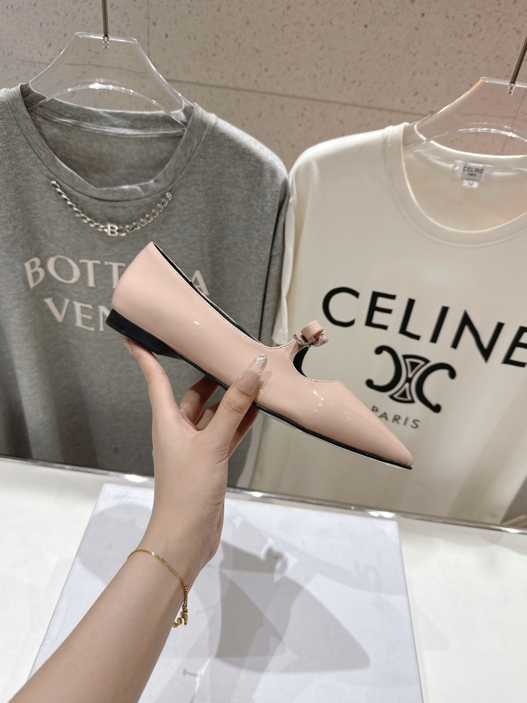 高版本出厂
 「CELINE」赛琳25ss·早春最美⚜️尖头蝴蝶结平底鞋玛丽珍单鞋～
思琳标志性的五金扣
