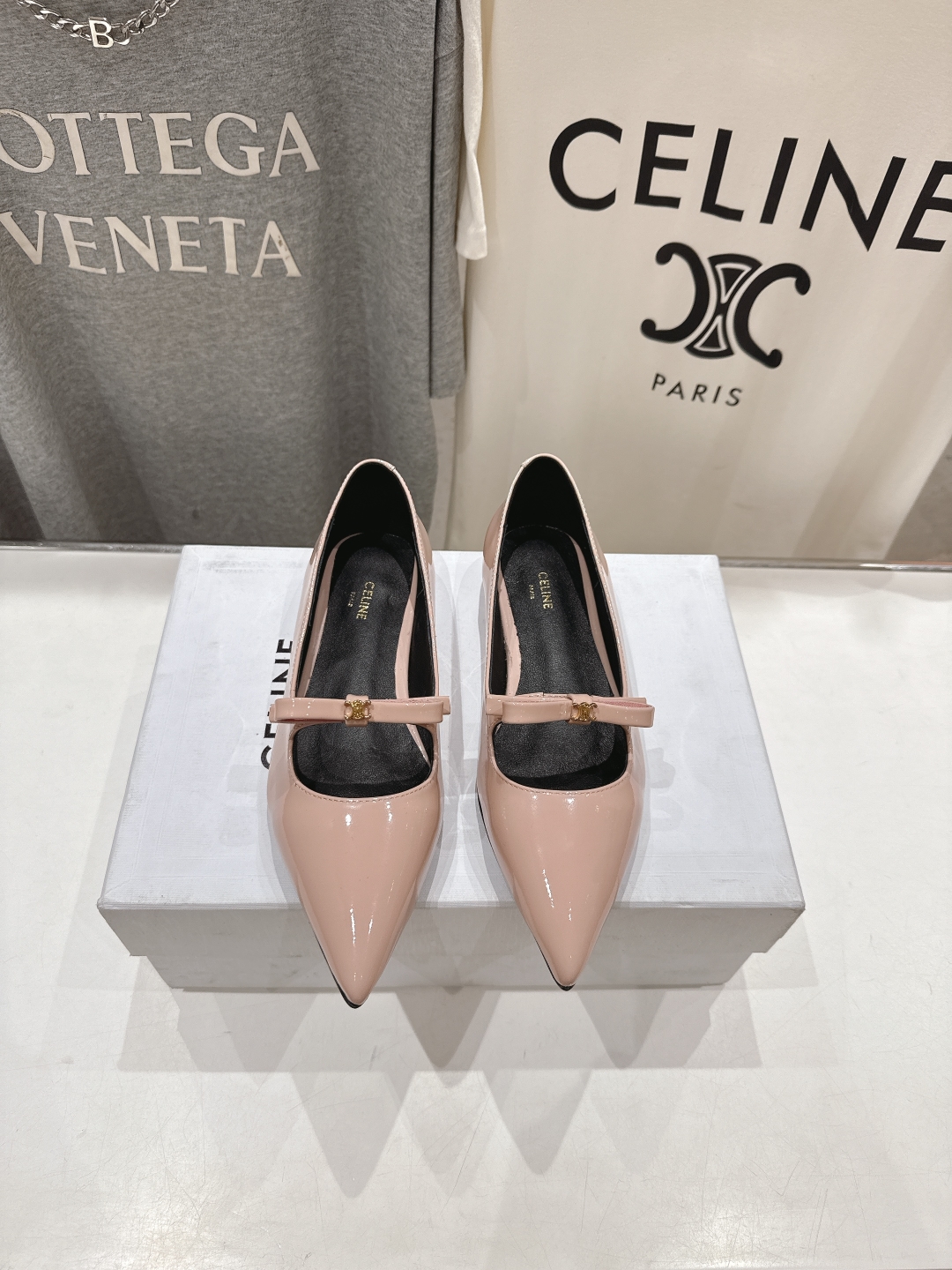 高版本出厂
 「CELINE」赛琳25ss·早春最美⚜️尖头蝴蝶结平底鞋玛丽珍单鞋～
思琳标志性的五金扣