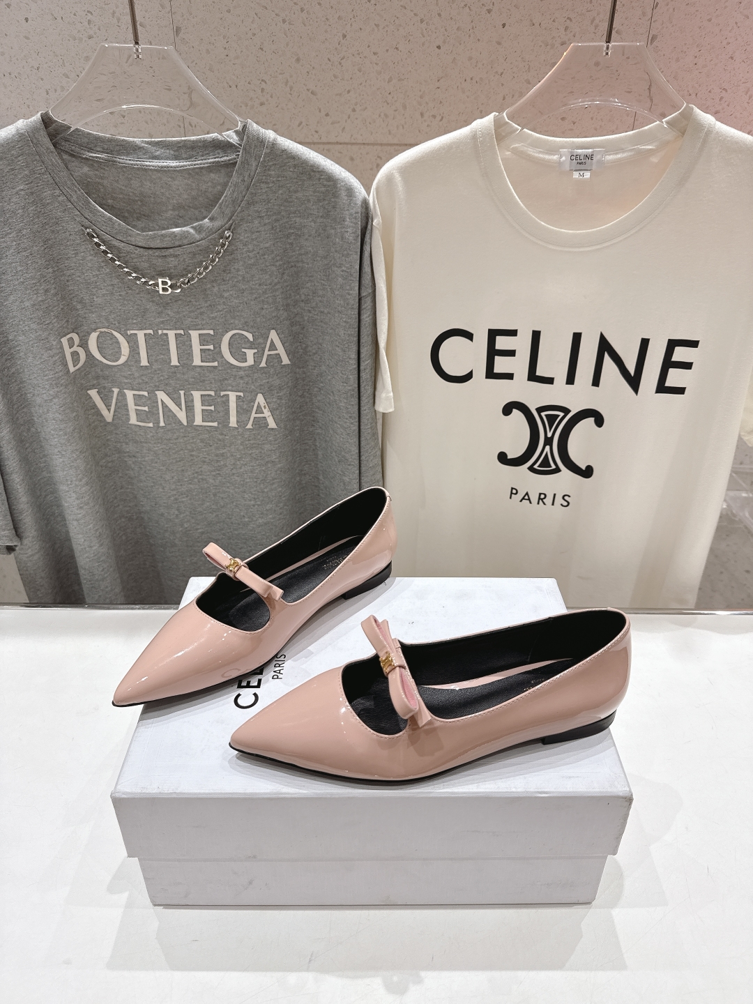 高版本出厂
 「CELINE」赛琳25ss·早春最美⚜️尖头蝴蝶结平底鞋玛丽珍单鞋～
思琳标志性的五金扣
