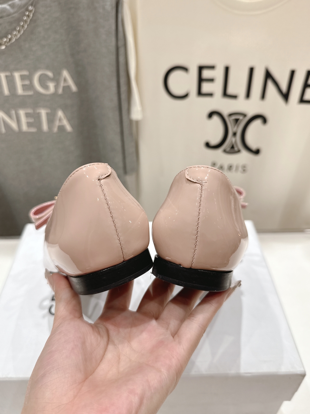 高版本出厂
 「CELINE」赛琳25ss·早春最美⚜️尖头蝴蝶结平底鞋玛丽珍单鞋～
思琳标志性的五金扣