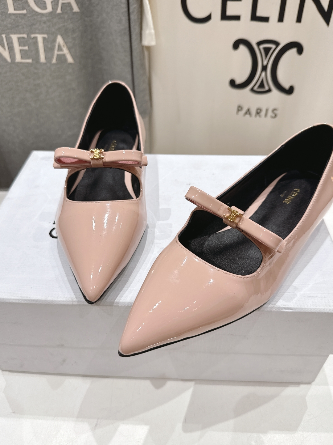 高版本出厂
 「CELINE」赛琳25ss·早春最美⚜️尖头蝴蝶结平底鞋玛丽珍单鞋～
思琳标志性的五金扣