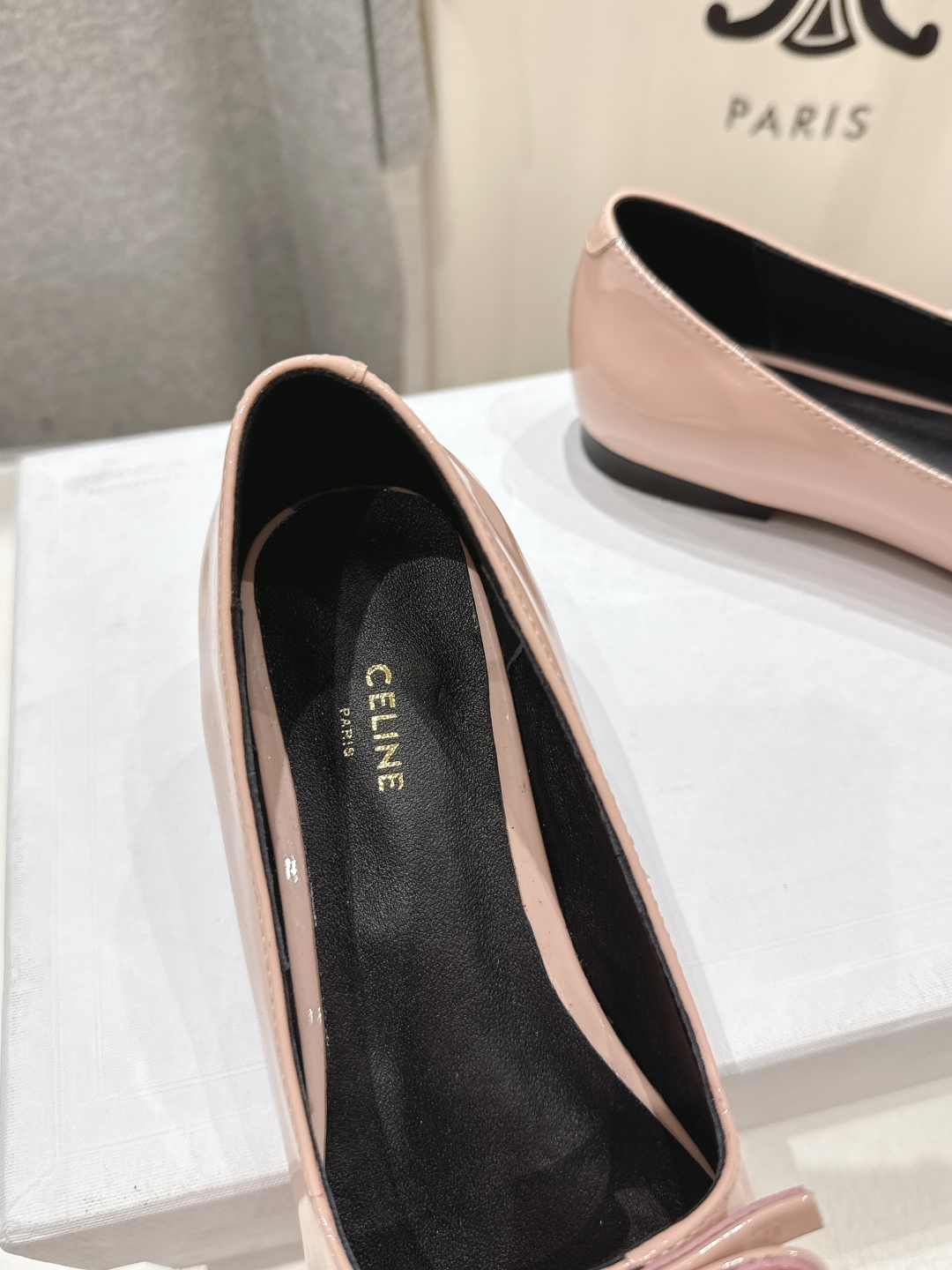 高版本出厂
 「CELINE」赛琳25ss·早春最美⚜️尖头蝴蝶结平底鞋玛丽珍单鞋～
思琳标志性的五金扣