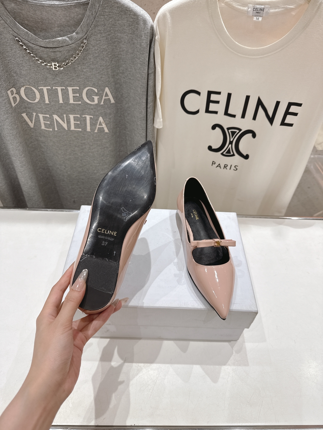高版本出厂
 「CELINE」赛琳25ss·早春最美⚜️尖头蝴蝶结平底鞋玛丽珍单鞋～
思琳标志性的五金扣