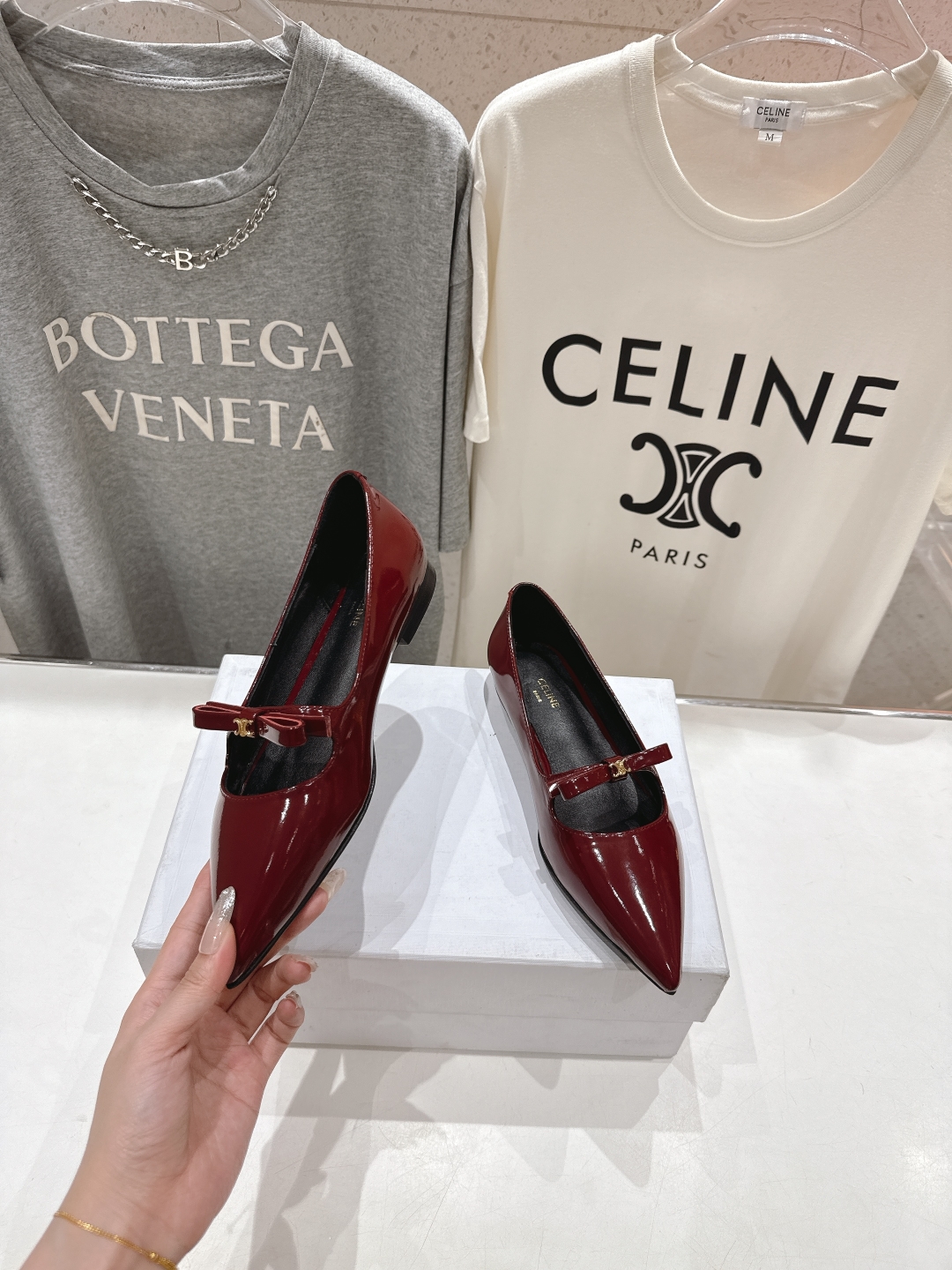 高版本出厂
 「CELINE」赛琳25ss·早春最美⚜️尖头蝴蝶结平底鞋玛丽珍单鞋～
思琳标志性的五金扣