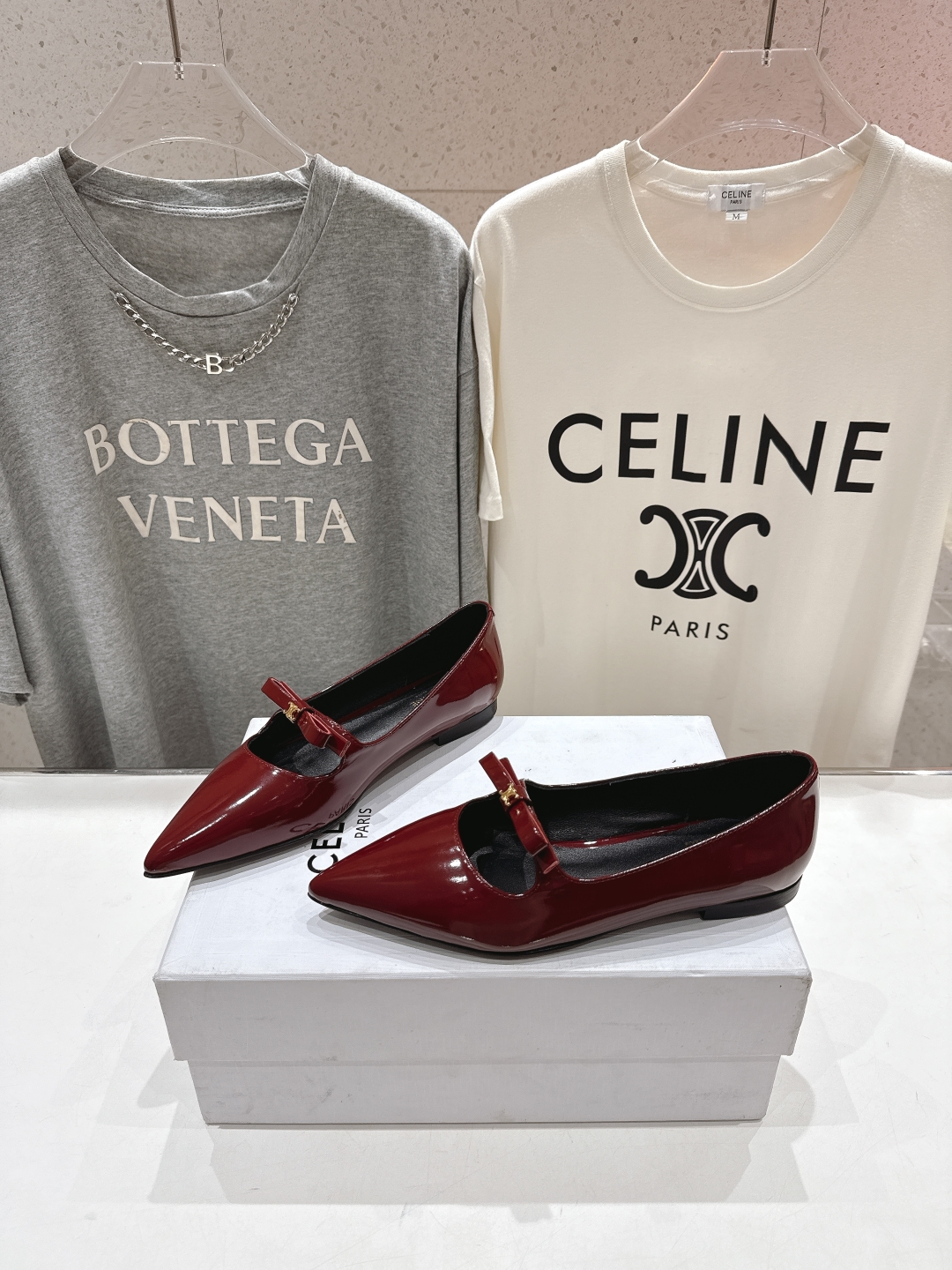 高版本出厂
 「CELINE」赛琳25ss·早春最美⚜️尖头蝴蝶结平底鞋玛丽珍单鞋～
思琳标志性的五金扣