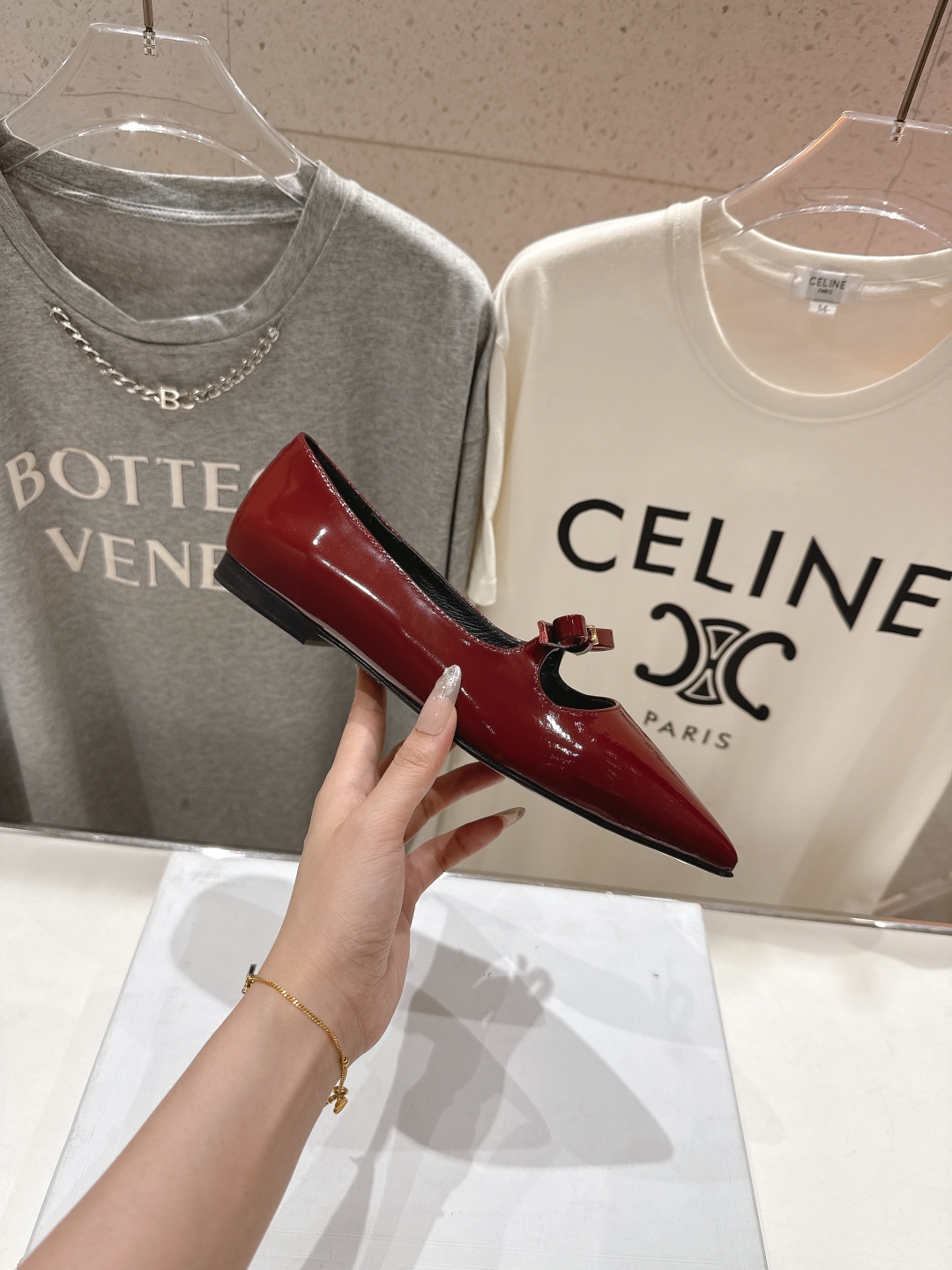 高版本出厂
 「CELINE」赛琳25ss·早春最美⚜️尖头蝴蝶结平底鞋玛丽珍单鞋～
思琳标志性的五金扣