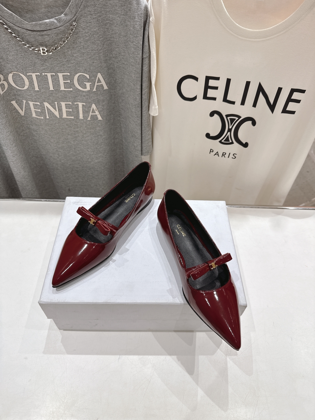 高版本出厂
 「CELINE」赛琳25ss·早春最美⚜️尖头蝴蝶结平底鞋玛丽珍单鞋～
思琳标志性的五金扣