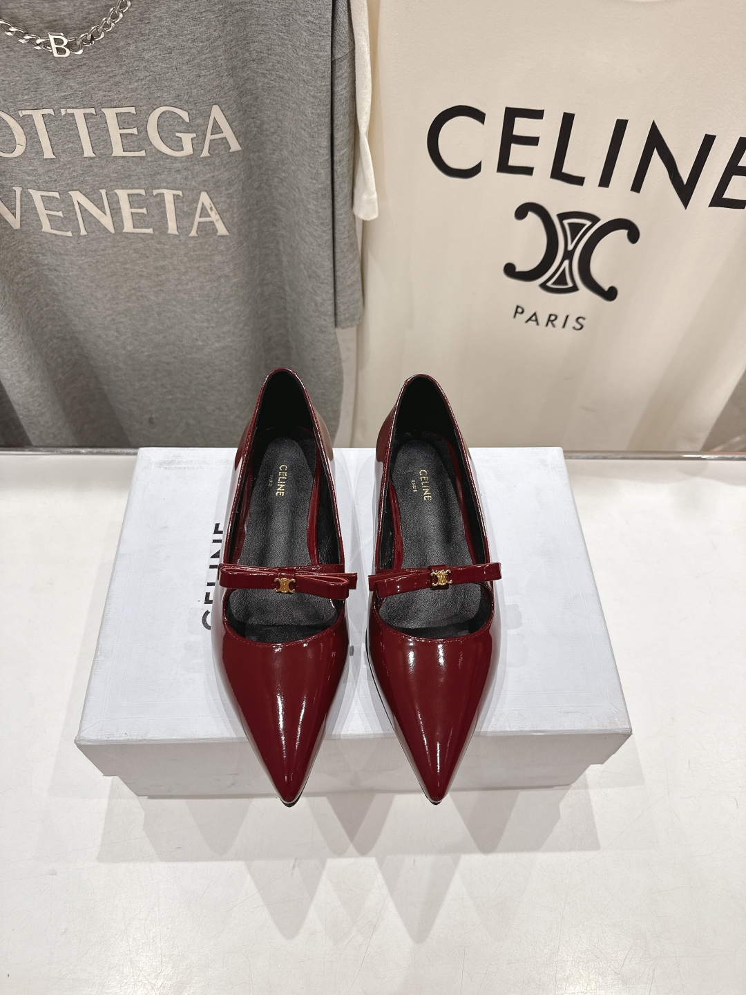 高版本出厂
 「CELINE」赛琳25ss·早春最美⚜️尖头蝴蝶结平底鞋玛丽珍单鞋～
思琳标志性的五金扣