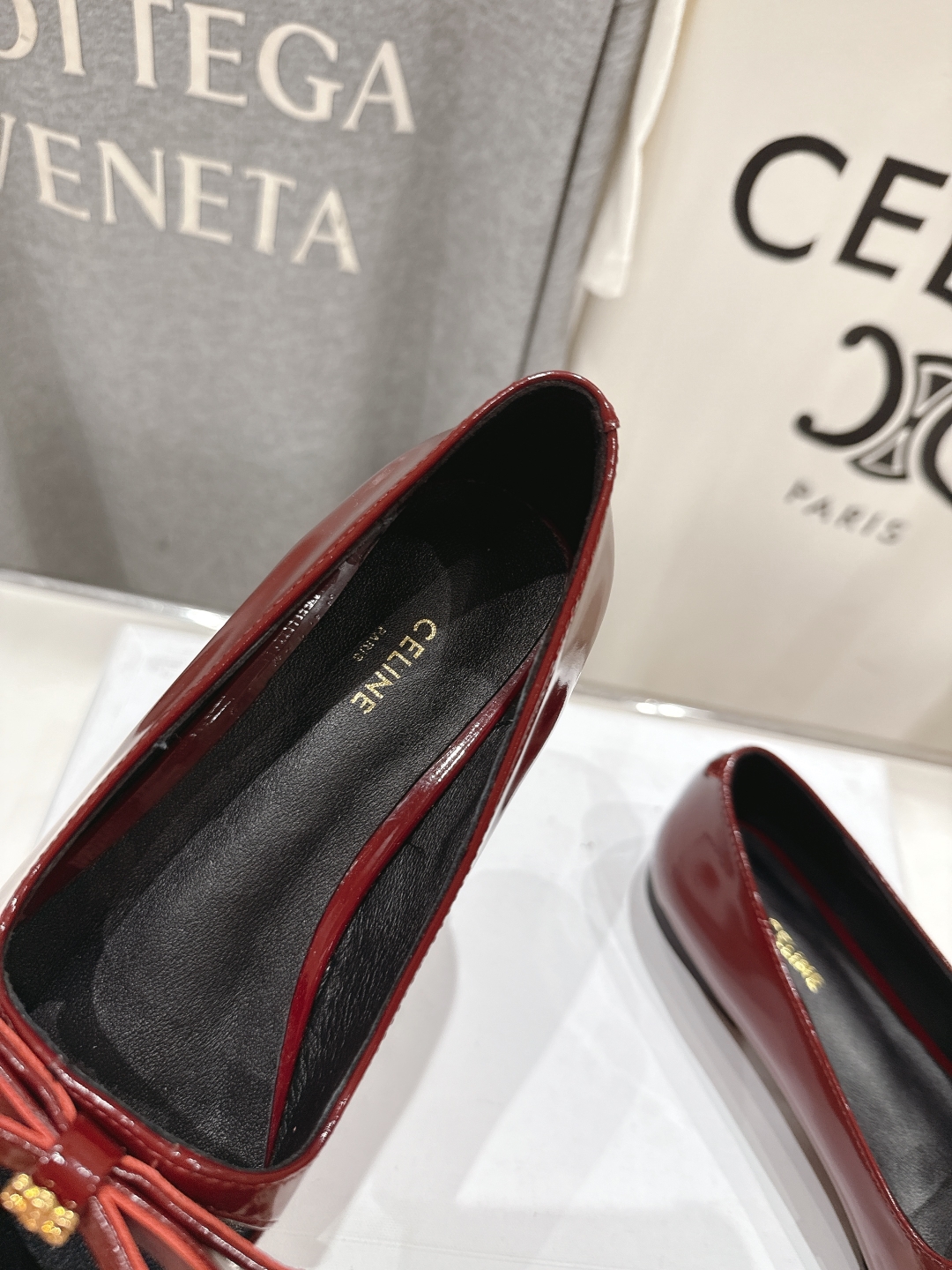 高版本出厂
 「CELINE」赛琳25ss·早春最美⚜️尖头蝴蝶结平底鞋玛丽珍单鞋～
思琳标志性的五金扣