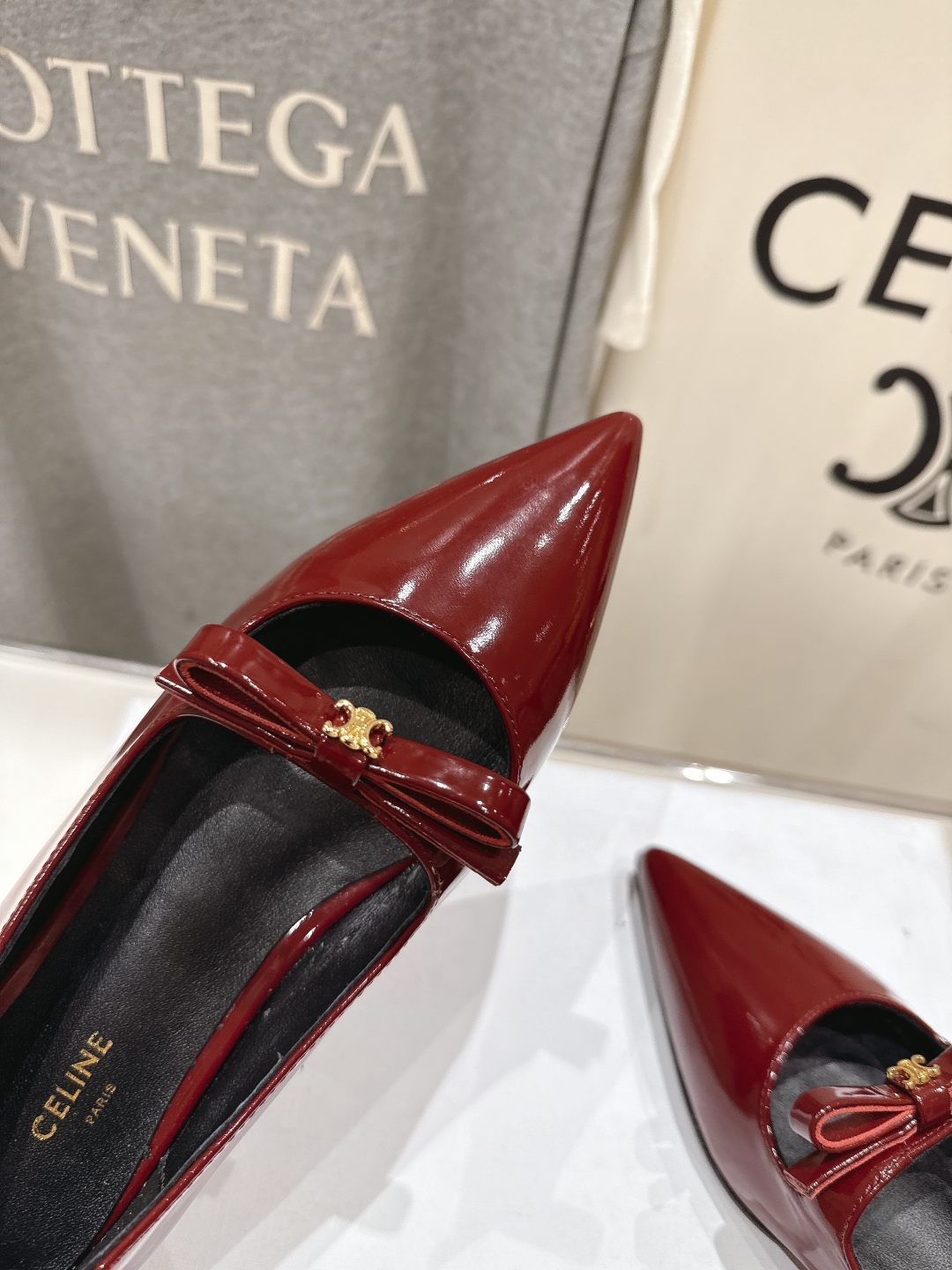 高版本出厂
 「CELINE」赛琳25ss·早春最美⚜️尖头蝴蝶结平底鞋玛丽珍单鞋～
思琳标志性的五金扣