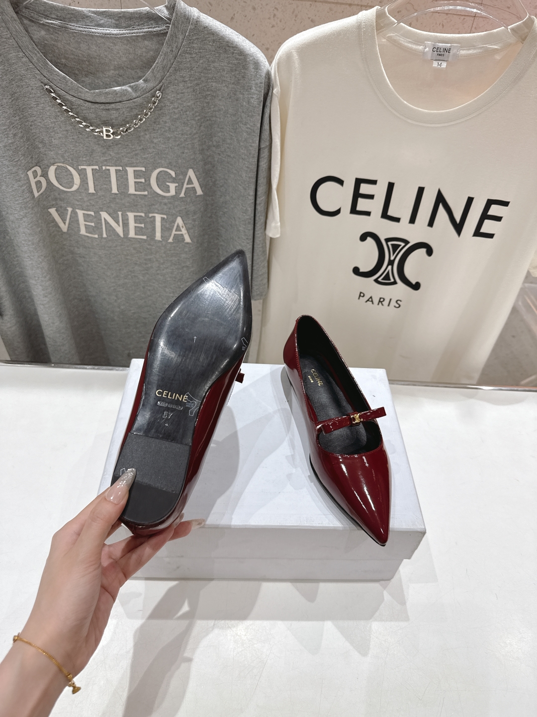 高版本出厂
 「CELINE」赛琳25ss·早春最美⚜️尖头蝴蝶结平底鞋玛丽珍单鞋～
思琳标志性的五金扣