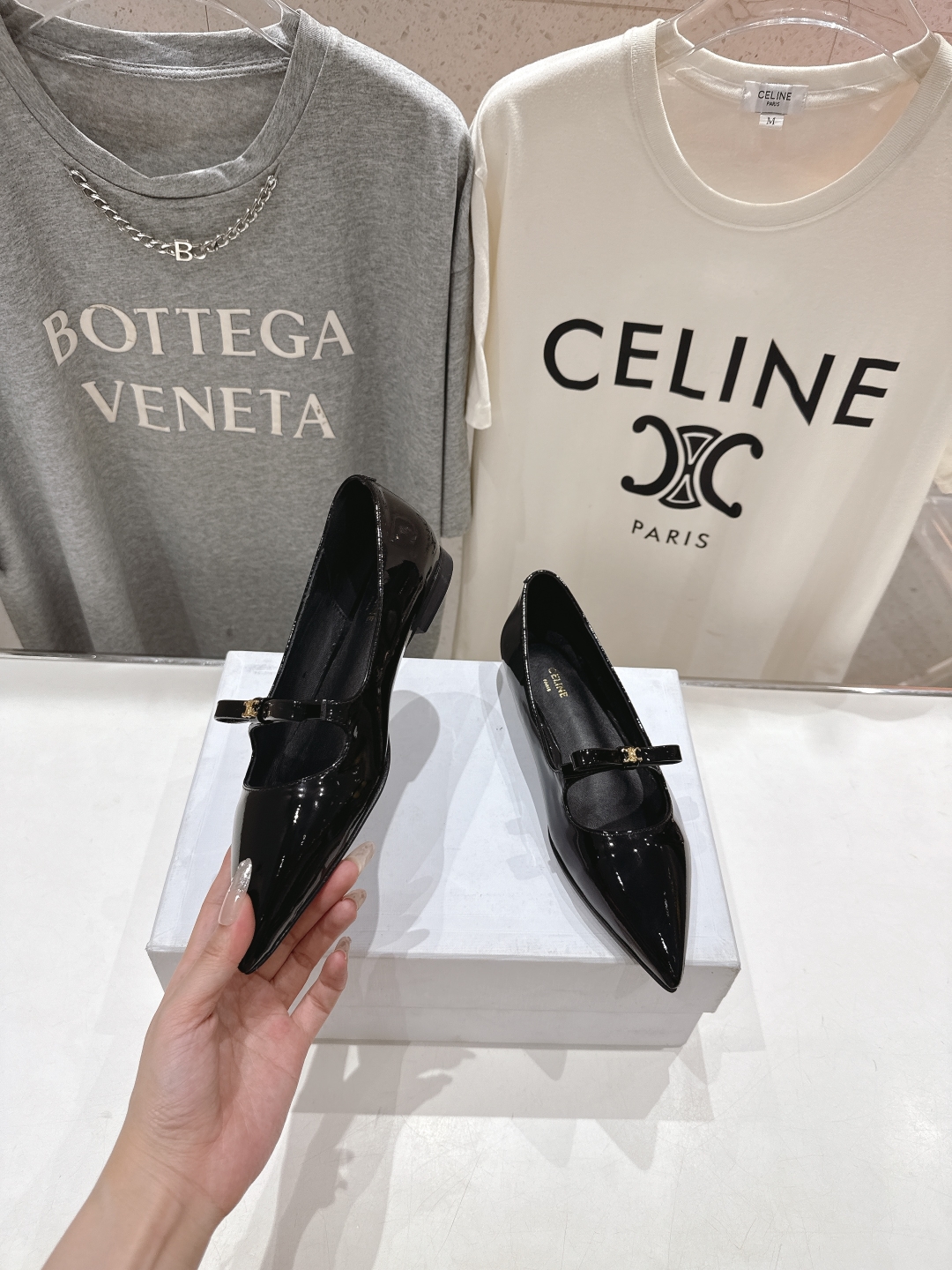 高版本出厂
 「CELINE」赛琳25ss·早春最美⚜️尖头蝴蝶结平底鞋玛丽珍单鞋～
思琳标志性的五金扣