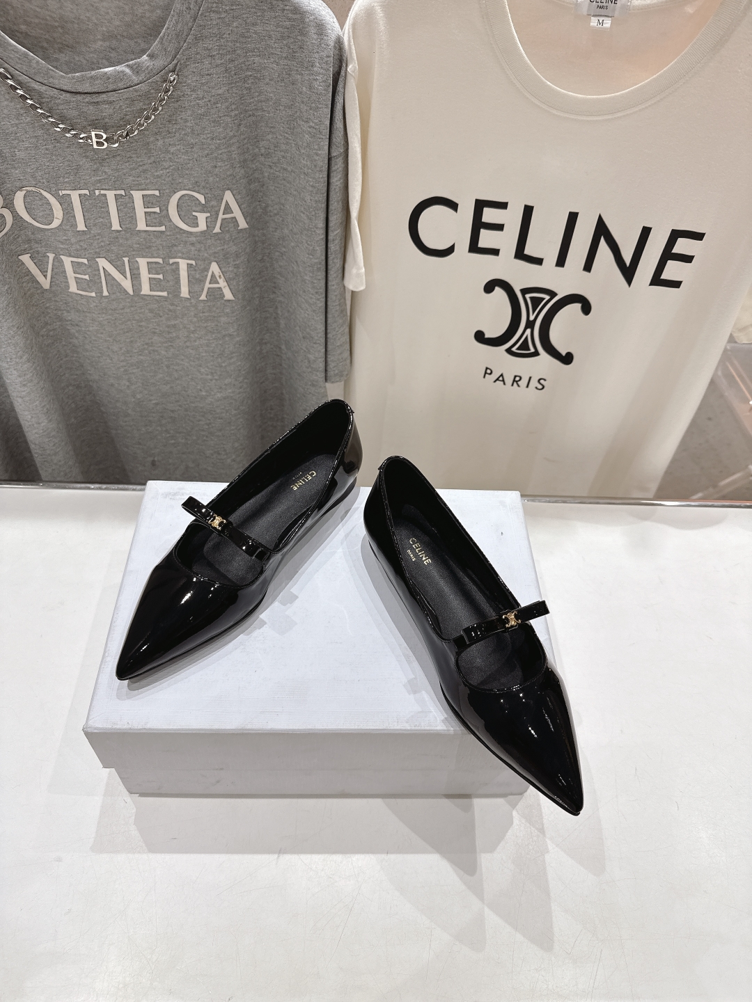 高版本出厂
 「CELINE」赛琳25ss·早春最美⚜️尖头蝴蝶结平底鞋玛丽珍单鞋～
思琳标志性的五金扣