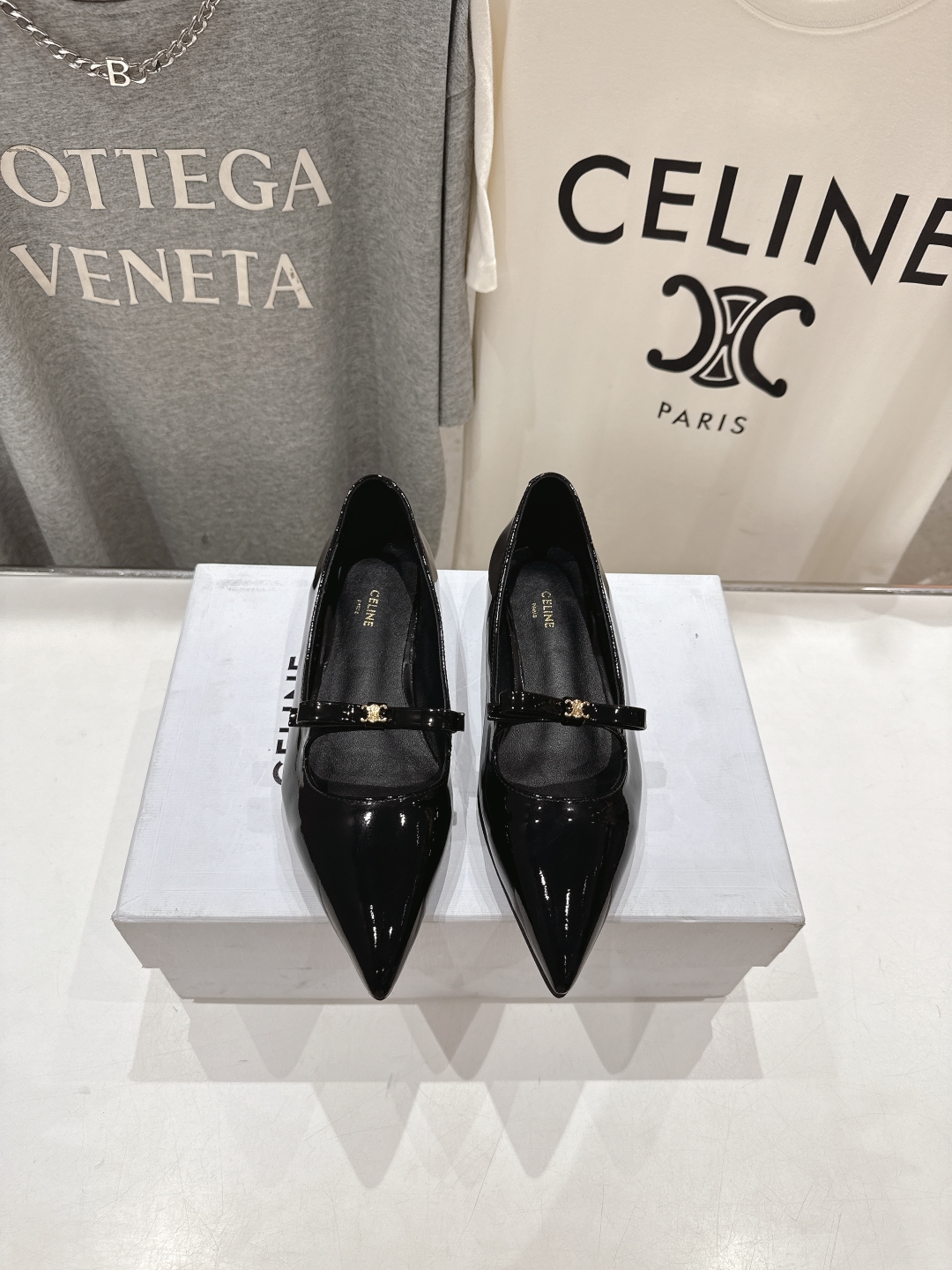 高版本出厂
 「CELINE」赛琳25ss·早春最美⚜️尖头蝴蝶结平底鞋玛丽珍单鞋～
思琳标志性的五金扣
