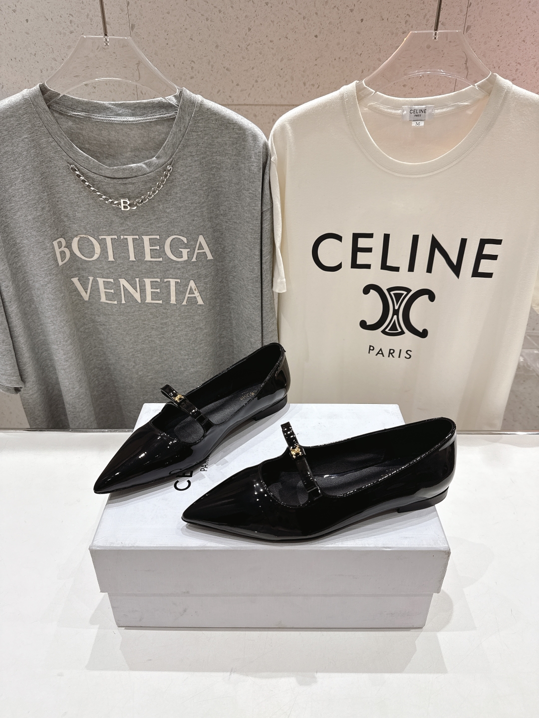 高版本出厂
 「CELINE」赛琳25ss·早春最美⚜️尖头蝴蝶结平底鞋玛丽珍单鞋～
思琳标志性的五金扣