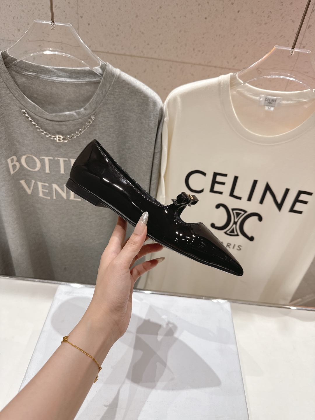 高版本出厂
 「CELINE」赛琳25ss·早春最美⚜️尖头蝴蝶结平底鞋玛丽珍单鞋～
思琳标志性的五金扣
