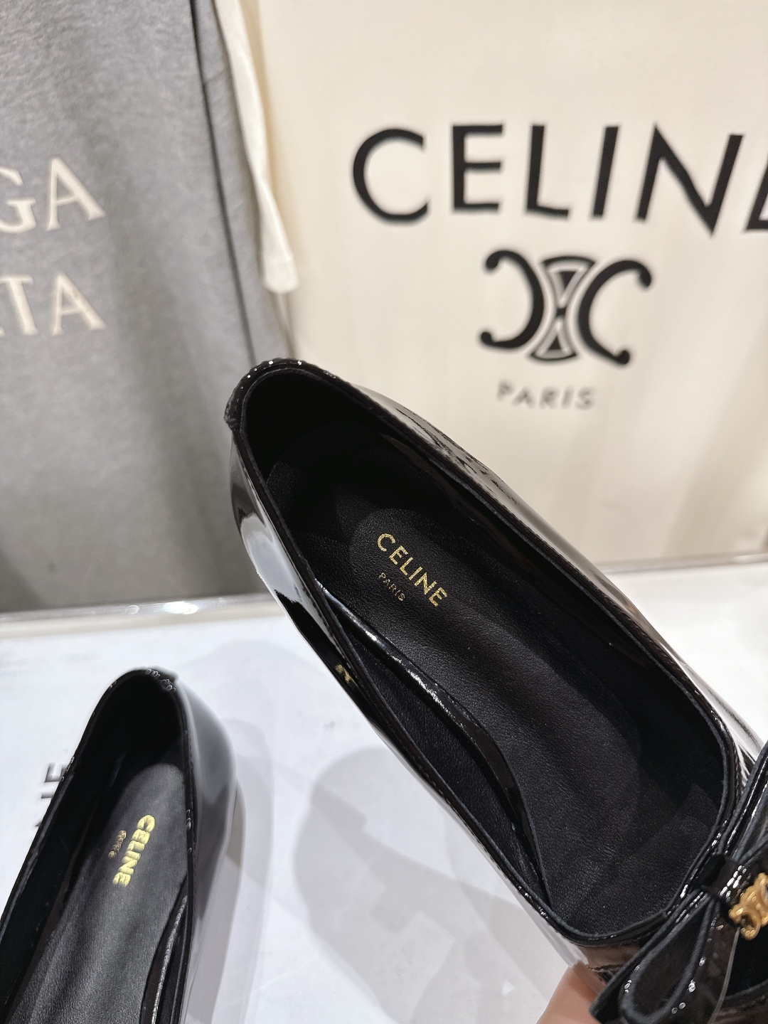 高版本出厂
 「CELINE」赛琳25ss·早春最美⚜️尖头蝴蝶结平底鞋玛丽珍单鞋～
思琳标志性的五金扣