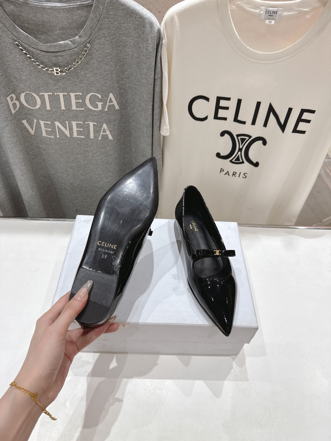 高版本出厂
 「CELINE」赛琳25ss·早春最美⚜️尖头蝴蝶结平底鞋玛丽珍单鞋～
思琳标志性的五金扣