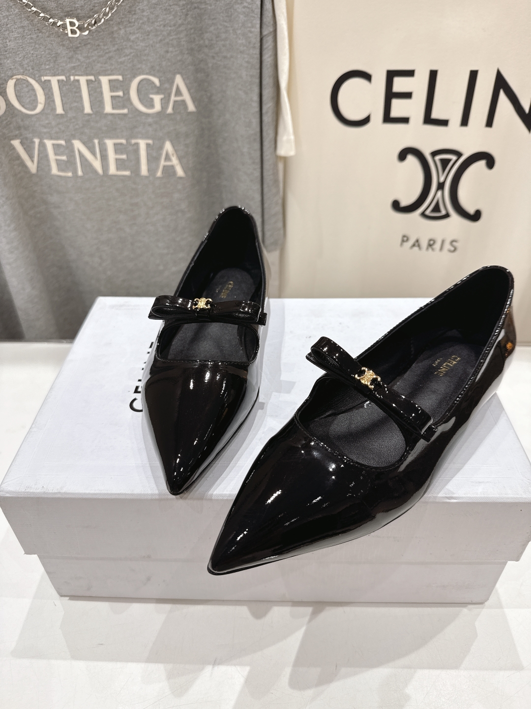 高版本出厂
 「CELINE」赛琳25ss·早春最美⚜️尖头蝴蝶结平底鞋玛丽珍单鞋～
思琳标志性的五金扣