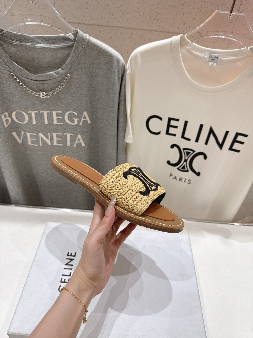 高版本出厂
 Celine*塞琳2025ss思琳初夏新款凯旋门Logo凉拖鞋
高级感十足  网红ins种
