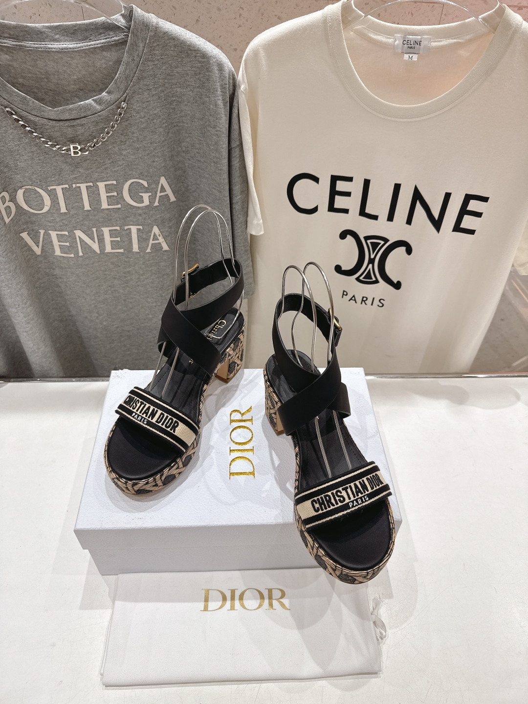 高版本出厂
  Dior*迪奥D家2025ss春夏新款仙女风高跟凉鞋

11原版复刻 市面上最高版本 各