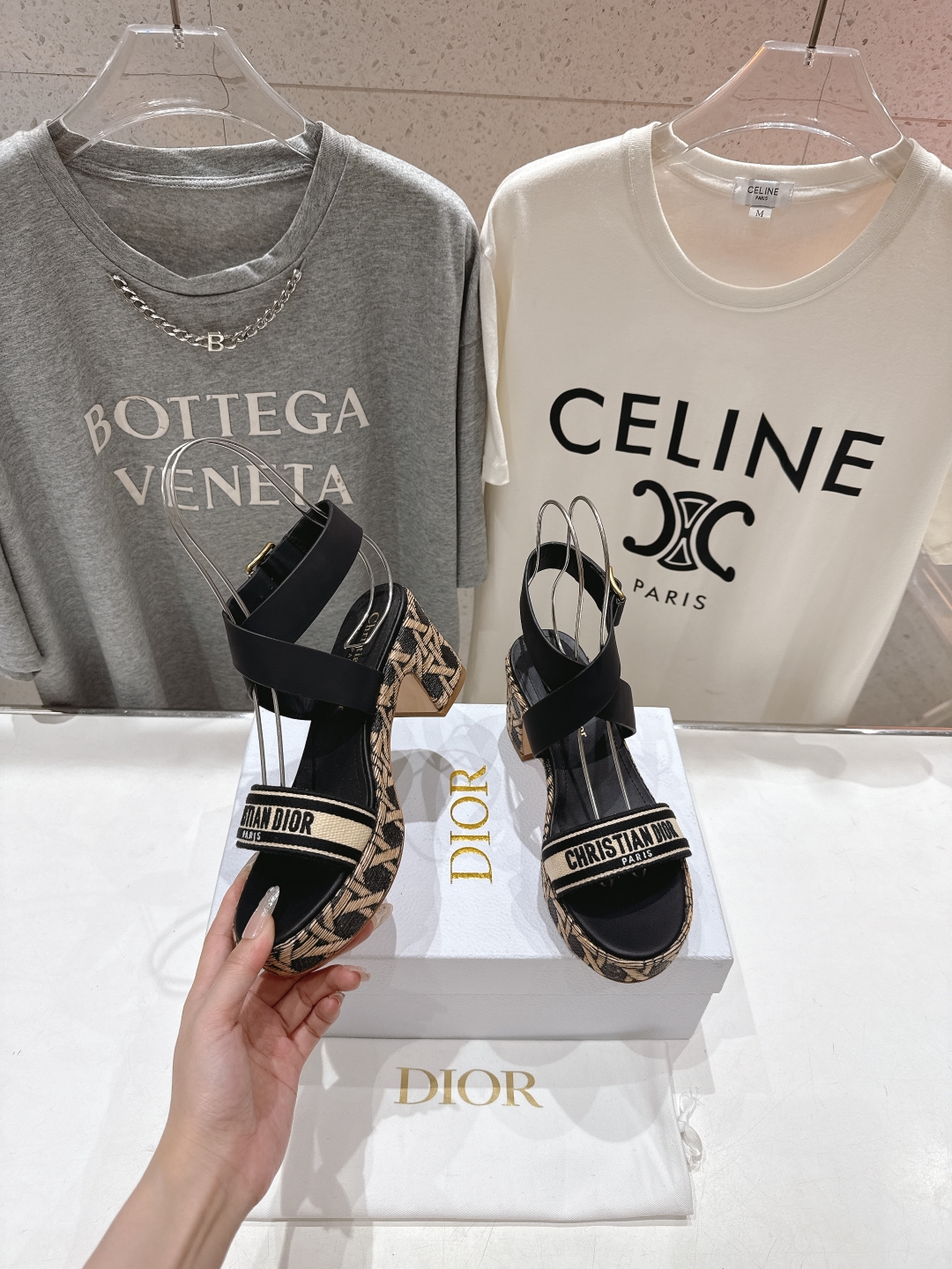 高版本出厂
  Dior*迪奥D家2025ss春夏新款仙女风高跟凉鞋

11原版复刻 市面上最高版本 各