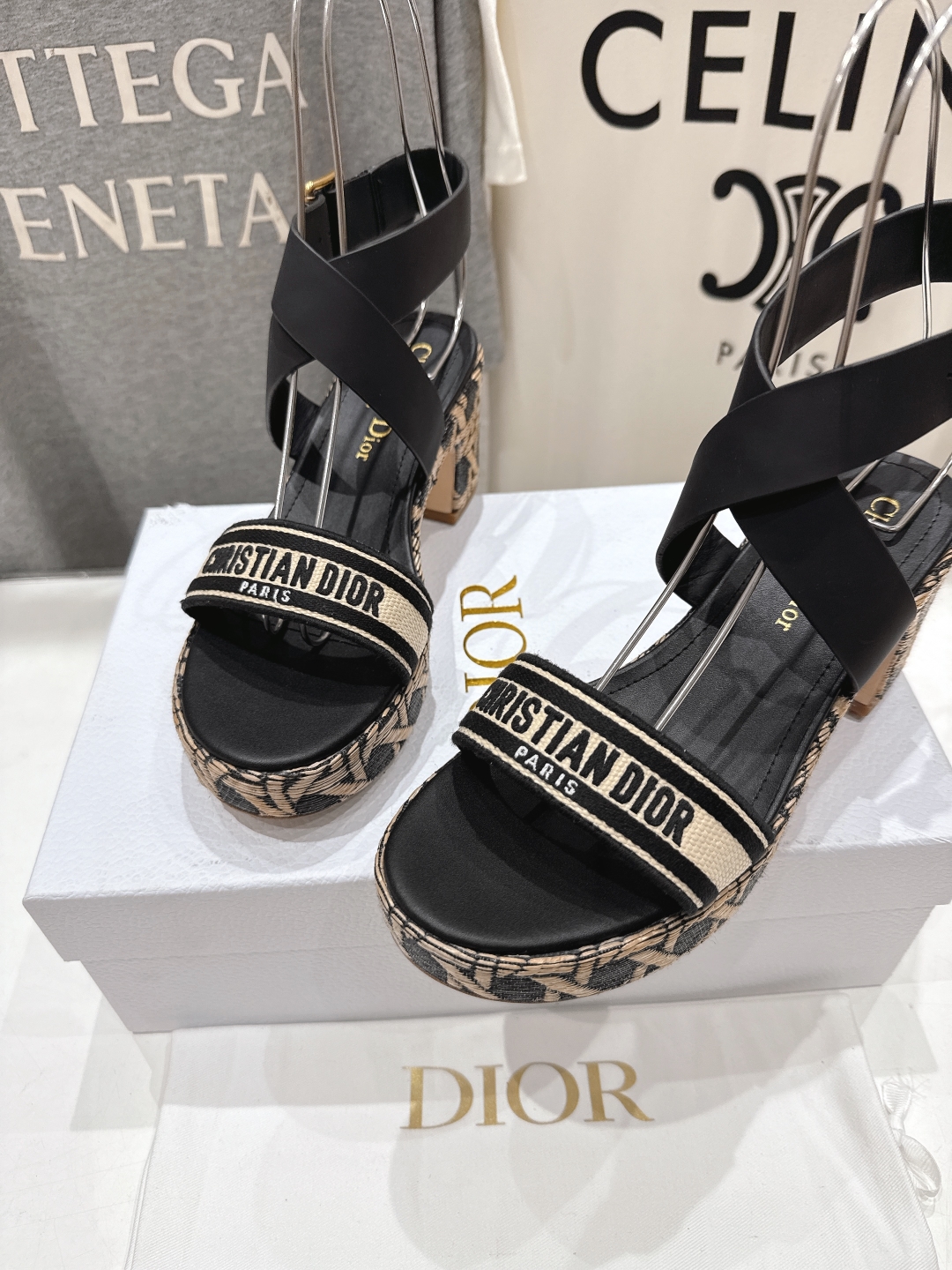 高版本出厂
  Dior*迪奥D家2025ss春夏新款仙女风高跟凉鞋

11原版复刻 市面上最高版本 各