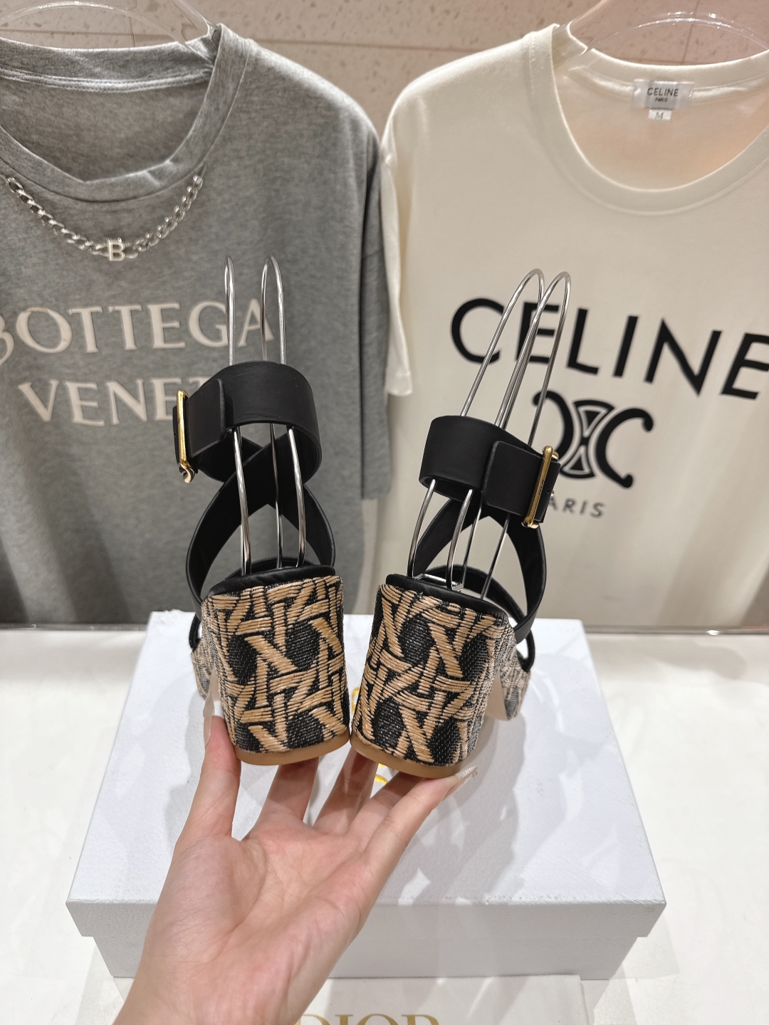 高版本出厂
  Dior*迪奥D家2025ss春夏新款仙女风高跟凉鞋

11原版复刻 市面上最高版本 各