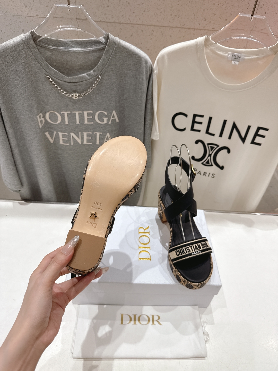 高版本出厂
  Dior*迪奥D家2025ss春夏新款仙女风高跟凉鞋

11原版复刻 市面上最高版本 各