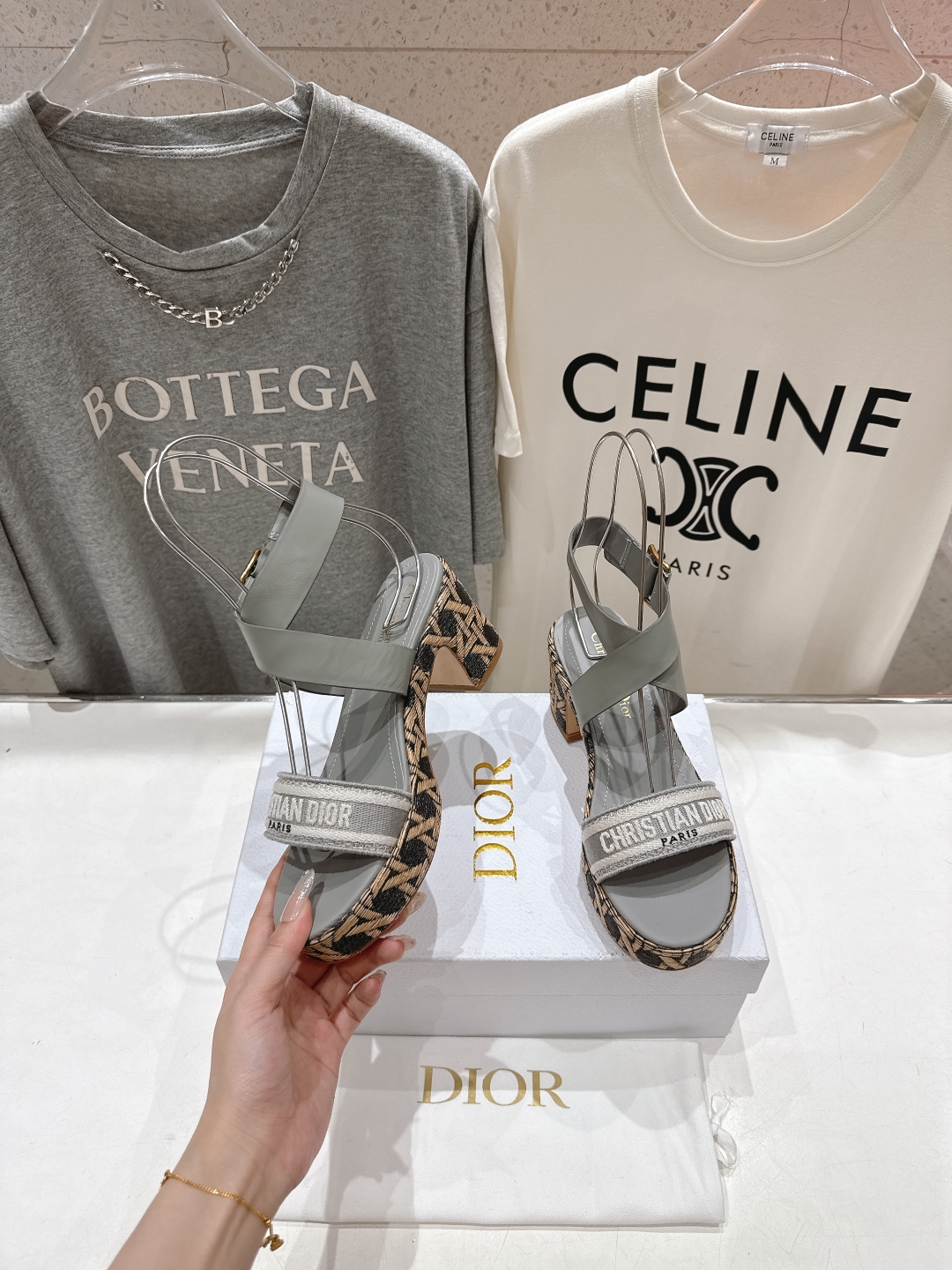 高版本出厂
  Dior*迪奥D家2025ss春夏新款仙女风高跟凉鞋

11原版复刻 市面上最高版本 各