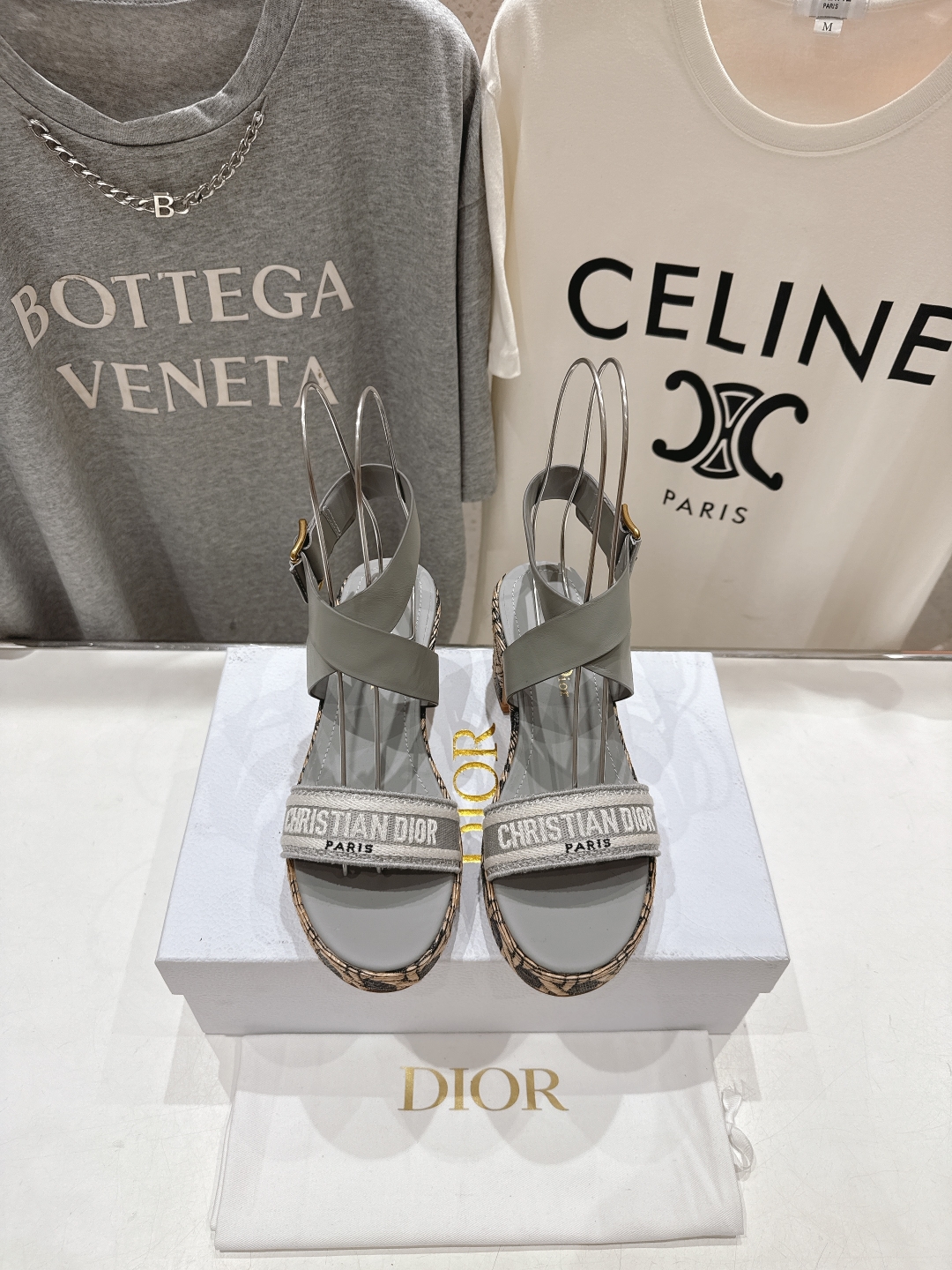 高版本出厂
  Dior*迪奥D家2025ss春夏新款仙女风高跟凉鞋

11原版复刻 市面上最高版本 各