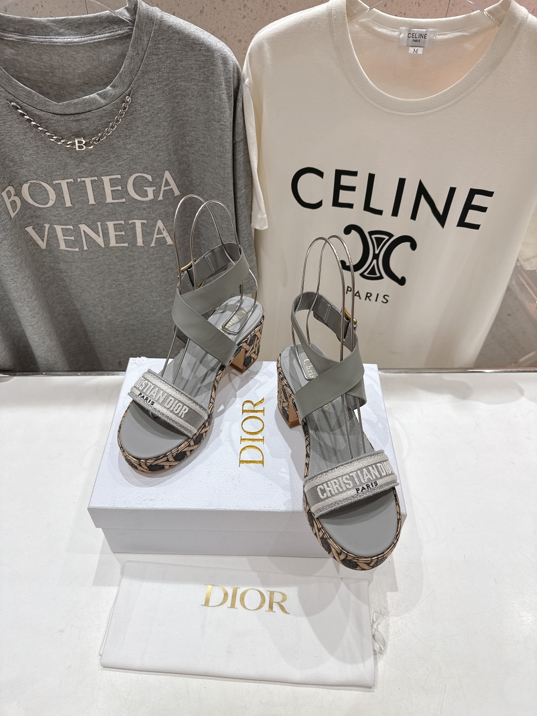 高版本出厂
  Dior*迪奥D家2025ss春夏新款仙女风高跟凉鞋

11原版复刻 市面上最高版本 各