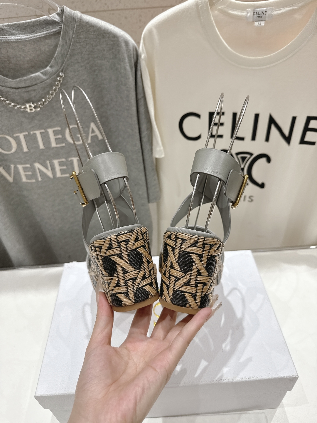 高版本出厂
  Dior*迪奥D家2025ss春夏新款仙女风高跟凉鞋

11原版复刻 市面上最高版本 各