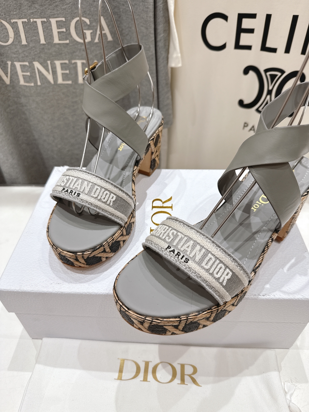 高版本出厂
  Dior*迪奥D家2025ss春夏新款仙女风高跟凉鞋

11原版复刻 市面上最高版本 各