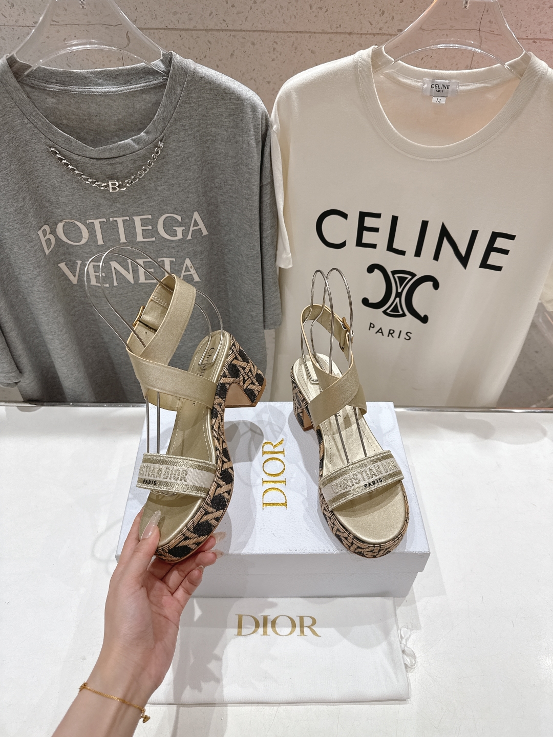 高版本出厂
  Dior*迪奥D家2025ss春夏新款仙女风高跟凉鞋

11原版复刻 市面上最高版本 各
