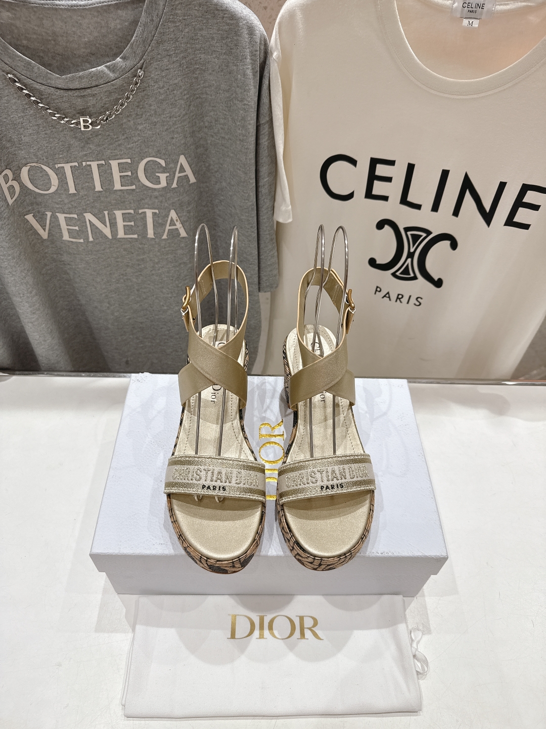 高版本出厂
  Dior*迪奥D家2025ss春夏新款仙女风高跟凉鞋

11原版复刻 市面上最高版本 各