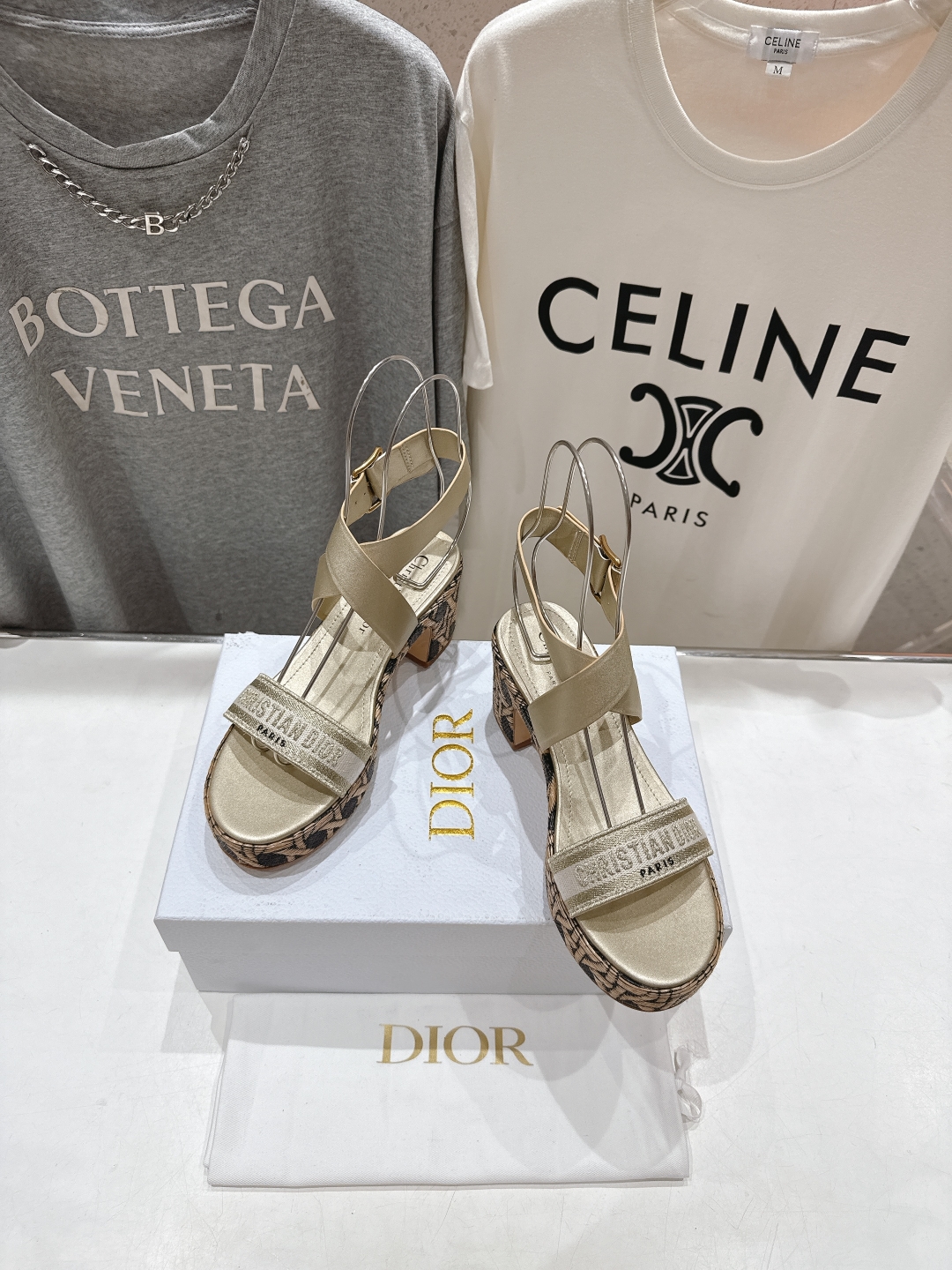 高版本出厂
  Dior*迪奥D家2025ss春夏新款仙女风高跟凉鞋

11原版复刻 市面上最高版本 各
