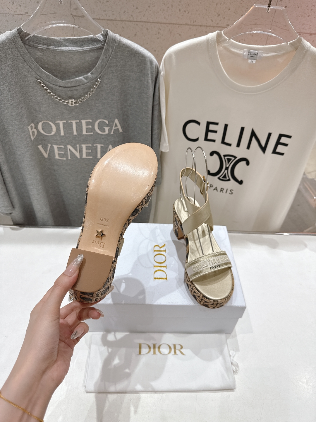 高版本出厂
  Dior*迪奥D家2025ss春夏新款仙女风高跟凉鞋

11原版复刻 市面上最高版本 各