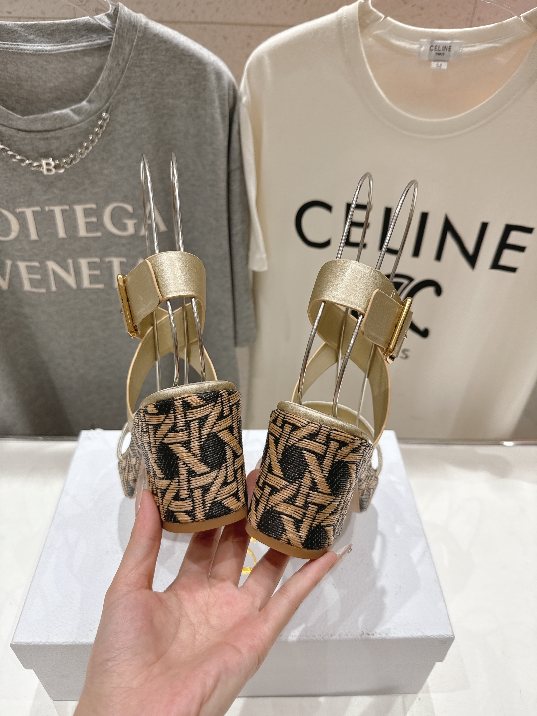高版本出厂
  Dior*迪奥D家2025ss春夏新款仙女风高跟凉鞋

11原版复刻 市面上最高版本 各