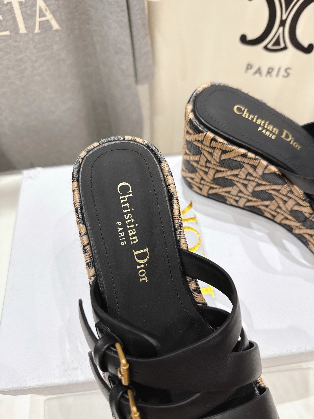高版本出厂
  Dior*迪奥D家2025ss春夏新款仙女风坡跟厚底拖鞋

11原版复刻 市面上最高版本