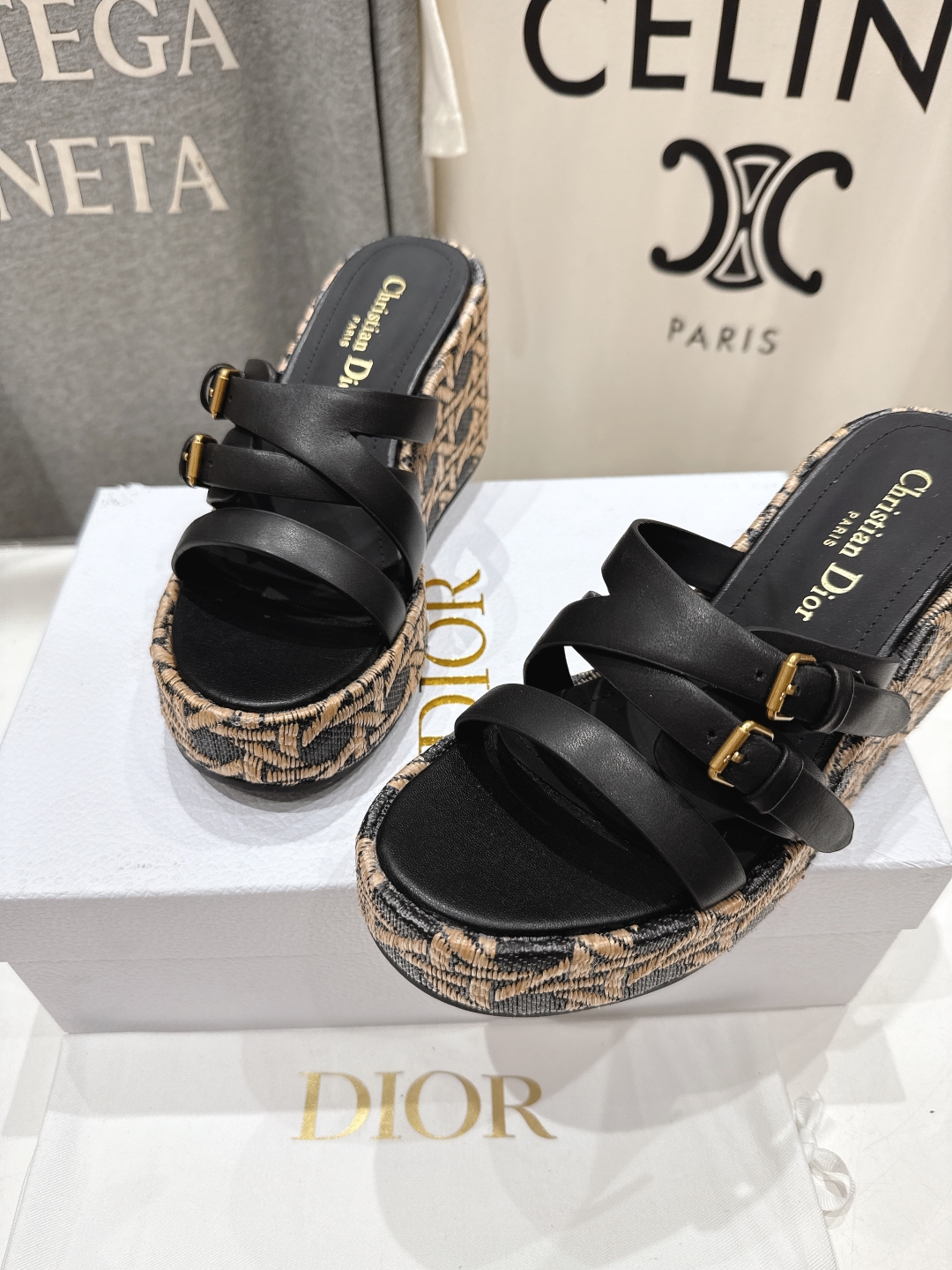 高版本出厂
  Dior*迪奥D家2025ss春夏新款仙女风坡跟厚底拖鞋

11原版复刻 市面上最高版本