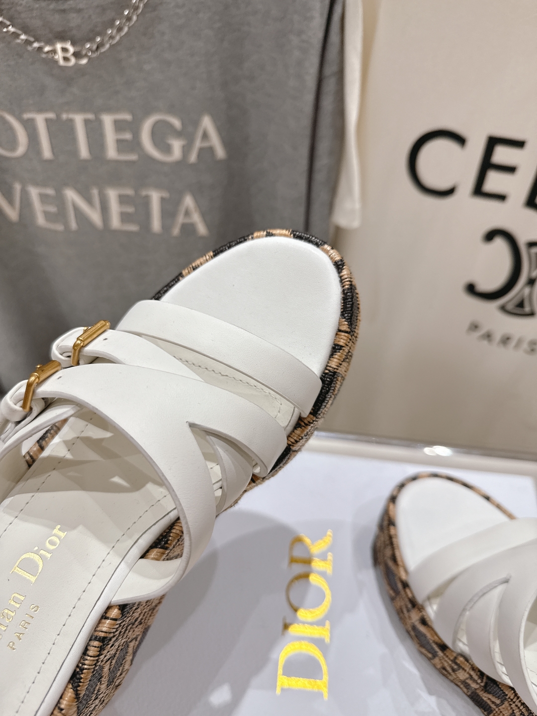 高版本出厂
  Dior*迪奥D家2025ss春夏新款仙女风坡跟厚底拖鞋

11原版复刻 市面上最高版本